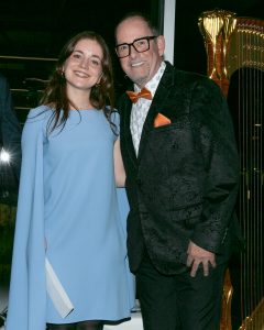 La pianiste Chloé Dumoulin, lauréat de la Bourse Pierre Mantha, en compagnie de Luc Mantha de la Fondation Pierre Mantha