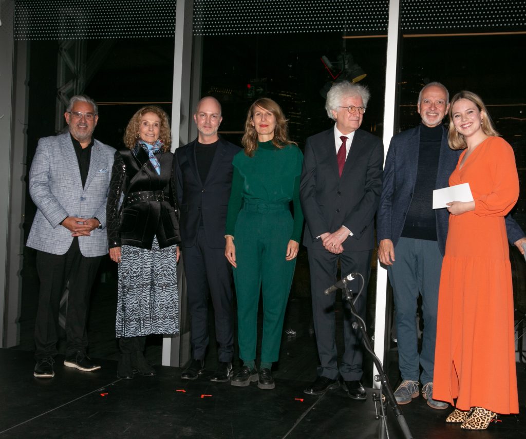 De gauche à droite, Marc Hervieux, président du jury, Mme Manon Blanchette du Groupe Québecor, les membres du jury, Simon Blanchet, Ana Sokolovic, Daniel Swift et Stéphane Lemelin ainsi que la lauréate de la Bourse de carrière Fernand-Lindsay, la soprano, Emma Fekete.