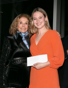 Mme Manon Blanchette du Groupe Québecor et la soprano Emma Fekete, lauréate de la Bourse de carrière Fernand-Lindsay-Québecor